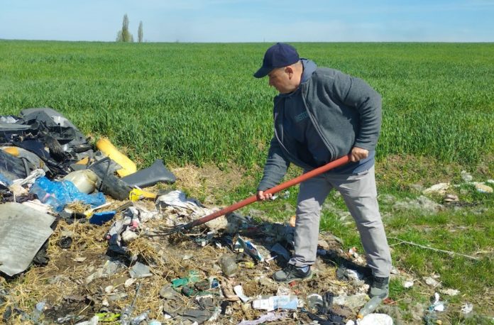 muncitor deșeuri comuna Lungani-