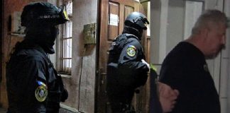 Comisar șef de Poliție în pragul comei alcoolice la volan. Procurorii l-au executat imediat. Video Simionescu condus la Politia Harlau incatusat