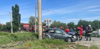 O mașină a fost izbită de tren la Târgu Frumos. Șoferul a scăpat ca prin minune