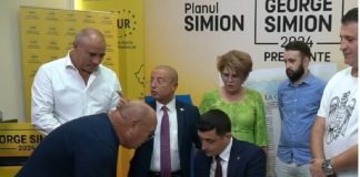 Foto! Moguli imobiliari, infractori și membri de partid au semnat cu Simion contractul pentru case ieftine. Circ iefitin la AUR Iași Mitică Ungureanu- fostul boxer AUR semnează contractul cu Simion