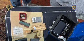 Minoră şi adult, săltaţi de „mascaţi” pentru droguri! Adolescenta, băgată la înaintare să ridice coletul! GALERIE FOTO