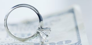 Şi-a dat în judecată fosta iubită pentru că a rupt logodna cu el! Câţi bani cere acum ieşeanul! (EXCLUSIV) Inel de logodna si bani