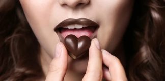 Absolventă de la USAMV, prinsă băută la volan! Tânăra: „Am mâncat bomboane cu lichior!” (EXCLUSIV) Femeie mancand bomboane de ciocolata