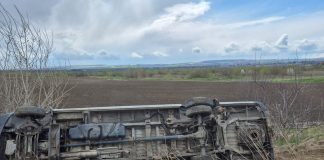 Accident grav: un microbuz cu 15 pasageri s-a răsturnat la intrarea în Pașcani accident microbuz Pașcani