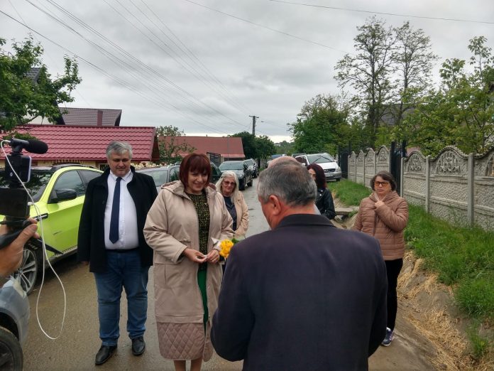 Emanuala Dascălu cu echipa de campanie in colegiu-l3
