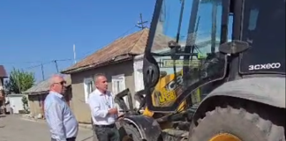 Video! Primărie din județ sechestrată total de executor. Mașinile și utilajele scoase la vânzare Primarul din Bălțați Vasile Aștefanei asista la sechestrarea utilajelor