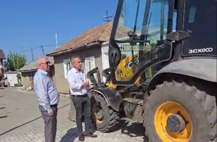 Primarul din Bălțați Vasile Aștefanei asista la sechestrarea utilajelor