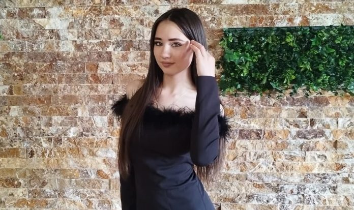 Adelina Teșu, o elevă de numai 16 ani din comuna Fântânele județul Iași a fost găsită spânzurată de familie Adelina Teșu, o elevă de numai 16 ani din comuna Fântânele județul Iași a fost găsită spânzurată de familie