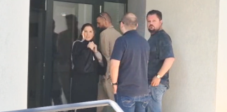 Video. Milionarul Mandachi a venit cu bodyguarzi la Judecătoria Hârlău. Poliția lui Gîtlan trimisă la iubită Mandachi la Judecatoria Harlau