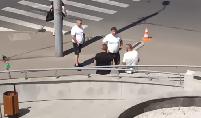 fratii Corduneanu in fata Tribunalului-