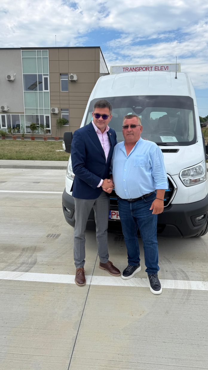 Costel Alexe și primarul Ioan Corobuță și microbuzul