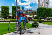 14 roboți gigant transformă grădina Palas într-un teritoriu fascinant, odată cu expoziția „Transform Robots Alive” robot în Palas