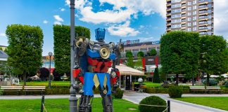 14 roboți gigant transformă grădina Palas într-un teritoriu fascinant, odată cu expoziția „Transform Robots Alive” robot în Palas