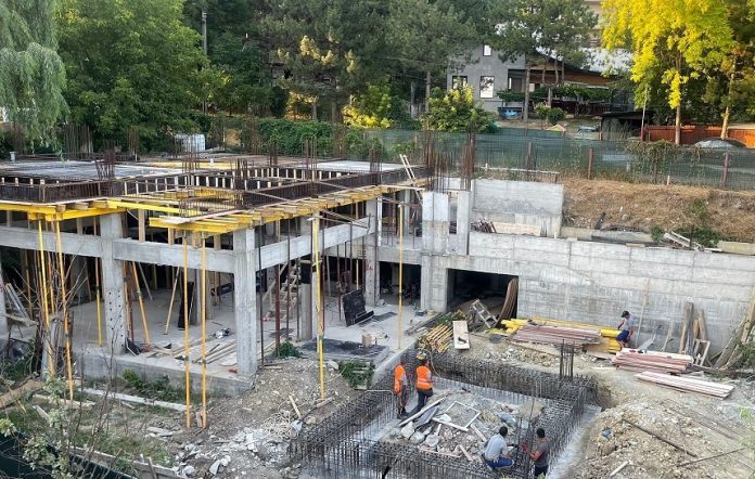 Casa Enea cu zid de sprijin