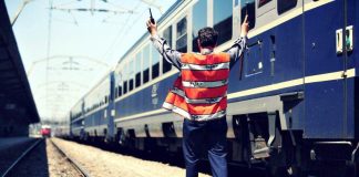 Angajat al CFR, acuzat de purtare abuzivă! Surprins de camere cu un cuțit și un ciocan în mâini! impiegat miscare CFR