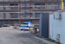 Update! Video! Blocul groazei: un muncitor mort găsit pe șantier. Colegii și dezvoltatorii au dispărut fără urmă mașina Poliției pe șantierul Blue by Himson