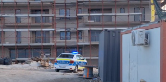 Update! Video! Blocul groazei: un muncitor mort găsit pe șantier. Colegii și dezvoltatorii au dispărut fără urmă mașina Poliției pe șantierul Blue by Himson