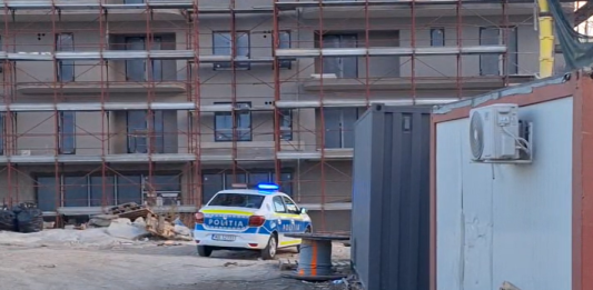 mașina Poliției pe șantierul Blue by Himson