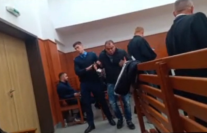 Cătălin Sandu scos din sală de jandarm