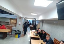 Arestări în masă printre interlopii din Iaşi. Clanul proxeneţilor din Păcureţ, decimat de judecători! FOTO Suspecti trafic persoane hol Tribunalul Iasi