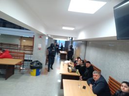 Veste proastă pentru clanul proxeneților din Păcureț! Ce hotărâre au luat magistrații ieșeni! FOTO Suspecti trafic persoane hol Tribunalul Iasi