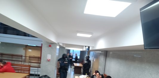 Arestări în masă printre interlopii din Iaşi. Clanul proxeneţilor din Păcureţ, decimat de judecători! FOTO Suspecti trafic persoane hol Tribunalul Iasi
