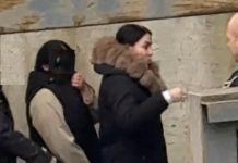 Foto! „Diamantul roz”, în cătuşe, la Tribunal! Ramona şi „Beleaua” cer să fie puşi în libertate!