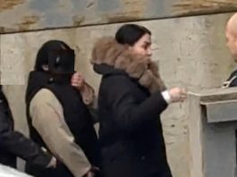 Foto! „Diamantul roz”, în cătuşe, la Tribunal! Ramona şi „Beleaua” cer să fie puşi în libertate!