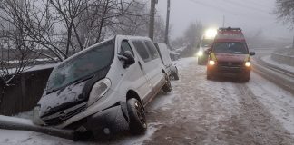 Un microbuz plin cu pasageri s-a răsturnat în apropiere de Pașcani accident Stroiești-comuna Todirești