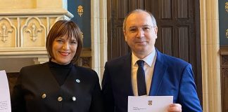 Deputății AUR de Iași, Silviu Gurlui și Emanuela Dascălu, părtași la o scenă grotescă de încălcare simbolică a suveranității Groelandei Emanuela Dascălu și Silviu Gurlui#