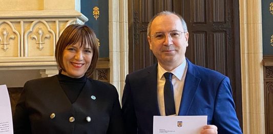 Deputății AUR de Iași, Silviu Gurlui și Emanuela Dascălu, părtași la o scenă grotescă de încălcare simbolică a suveranității Groelandei Emanuela Dascălu și Silviu Gurlui#