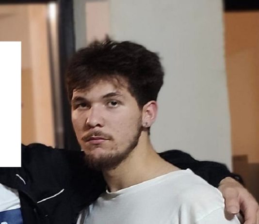 Acest individ a făcut sute de poze cu fetițe goale în ipostaze porno! Judecătorii l-au lăsat liber!