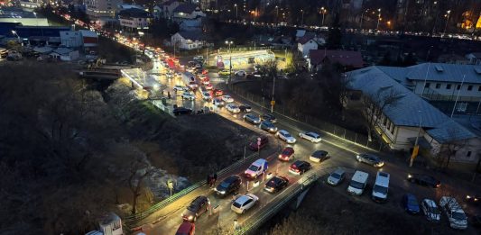 Video! Lucrările de la podul din Tătărași au paralizat complet un complex rezidențial: „Nu știm cum o să ieșim din cartier dimineața” trafic Green Park