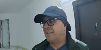 Imagini șocante! Fiul unui politician ieșean terorizează un cartier exclusivist din București. ‘’A urinat pe ușă’’ Cristian Dobre urinează pe ușa vecinului