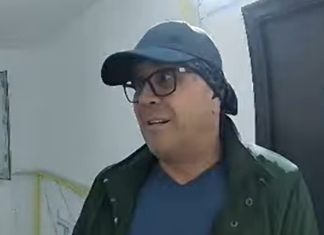 Imagini șocante! Fiul unui politician ieșean terorizează un cartier exclusivist din București. ‘’A urinat pe ușă’’ Cristian Dobre urinează pe ușa vecinului