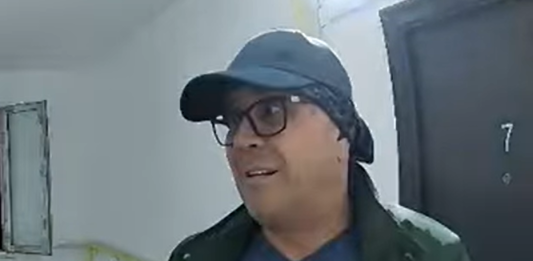 Imagini șocante! Fiul unui politician ieșean terorizează un cartier exclusivist din București. ‘’A urinat pe ușă’’ Cristian Dobre urinează pe ușa vecinului