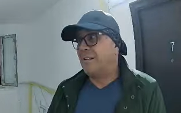 Cristian Dobre urinează pe ușa vecinului