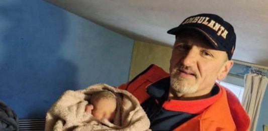 Video! Naștere eroică în Iași: o gravidă a adus o nouă viață în mijlocul nămeților. Tatăl a povestit cum s-a petrecut totul asistentul medical si nou-nascutul