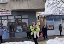 Incendiu la un bloc din Nicolina! Un polițist local a intervenit pentru a salva un bebeluș