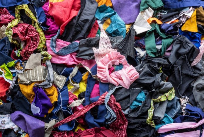 deșeuri textile colectate de ADIS Asociația de Dezvoltare Intercomunitară pentru Salubritate Iași (ADIS Iași), entitatea care gestionează activitatea de colectare selectivă a deșeurilor