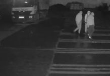 Video! Jaf ca în filme la o firmă din Iași. Trei bărbați mascați, înarmați cu cuțite, au vrut să plece cu toți banii din casierie o imagine cu autorii jafului