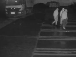 Video! Jaf ca în filme la o firmă din Iași. Trei bărbați mascați, înarmați cu cuțite, au vrut să plece cu toți banii din casierie o imagine cu autorii jafului