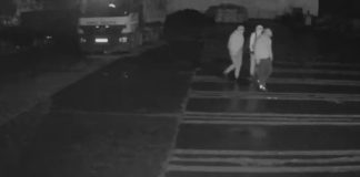 Video! Jaf ca în filme la o firmă din Iași. Trei bărbați mascați, înarmați cu cuțite, au vrut să plece cu toți banii din casierie o imagine cu autorii jafului