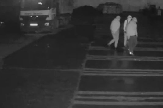 Video! Jaf ca în filme la o firmă din Iași. Trei bărbați mascați, înarmați cu cuțite, au vrut să plece cu toți banii din casierie o imagine cu autorii jafului