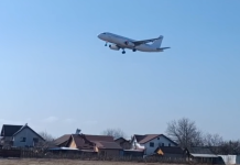 Cartierul de lângă Aeroportul se prăbușește în instanță: 3 vile au autorizațiile anulate, cereri de demolare avionul zboara deasupra caselor din Aroneanu