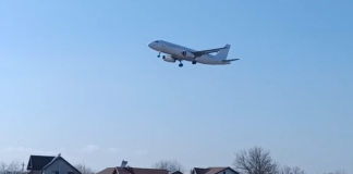 Cartierul de lângă Aeroportul se prăbușește în instanță: 3 vile au autorizațiile anulate, cereri de demolare avionul zboara deasupra caselor din Aroneanu