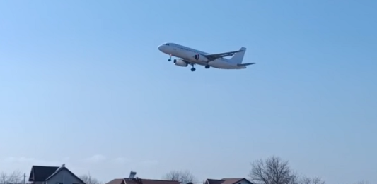 Cartierul de lângă Aeroportul se prăbușește în instanță: 3 vile au autorizațiile anulate, cereri de demolare avionul zboara deasupra caselor din Aroneanu