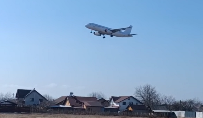 avionul zboara deasupra caselor din Aroneanu avionul zboara deasupra caselor din Aroneanu