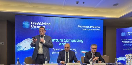Video! Moment istoric pentru economia ieșeană. Omul de afaceri Cristi Berariu a cumpărat primul computer cuantic din România Adam Hammond, Cristian Berariu, Mihnea Costoiu semnare contract computer cuantic