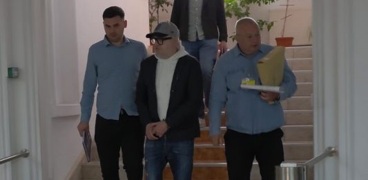 Manuel Onofrei în cătușe la sediul IPJ Iași
